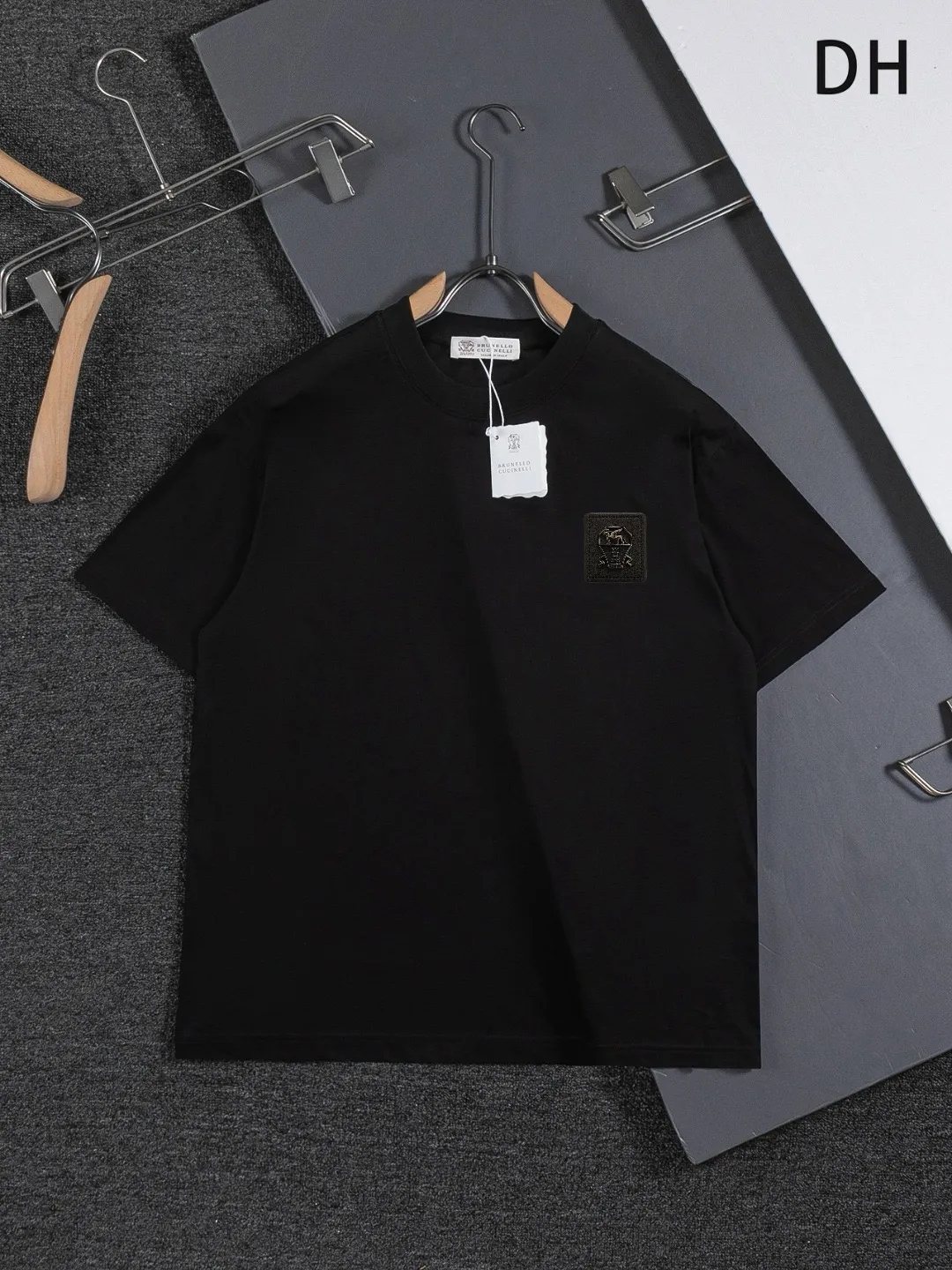 BRUNELLO CUCINELLI Brunello Cucinelli counter Same Style round neck short-sleeved T-shirt customized cotton fabric! Designed with brand logo leather tag! Strong three-dimensional effect! The overall highly breathable and soft texture is more prominent, and the full cotton texture induces extreme comfort. A must-have item for Premium people, complete with original accessories and accessories! Same Style for men and women! Color: Black White Size: S-xx L